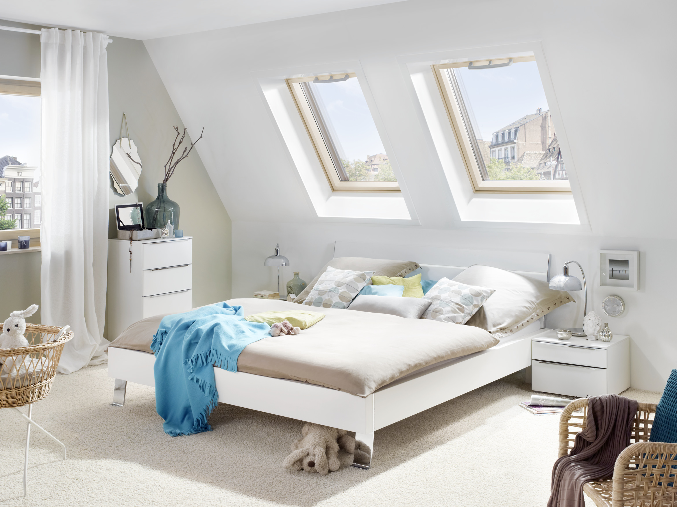 RotoQ Schwingfenster Q4 Holz-742604M Lampe, Bett, Innenarchitektur, Inneneinrichtung, Dachboden